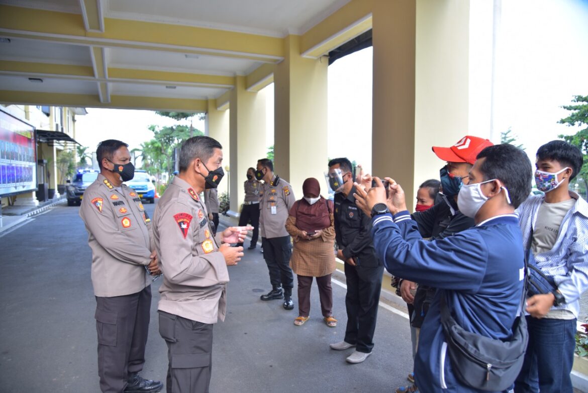 Ribuan Paket Sembako Dibagikan Polda Lampung kepada Warga yang Terdampak PPKM Darurat