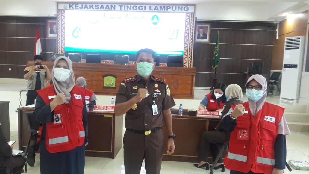 PMI Provinsi Lampung menyalurkan bantuan bagi korban kebakaran di Kelurahan Gotong Royong, Tanjungkarang Pusat.