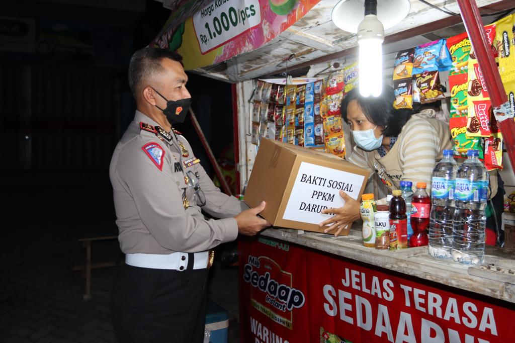 Sambil Patroli, Polda Lampung Mulai Salurkan Bantuan Sosial PPKM Darurat