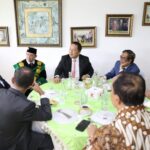 Gubernur Lampung Arinal Djunaidi bersama Menteri Koordinator Bidang Politik, Hukum, dan Keamanan (Menko Polhukam) Mahfud MD menghadiri Pengukuhan Prof. dr. Taruna Ikrar, M.Biomed, Ph.D,