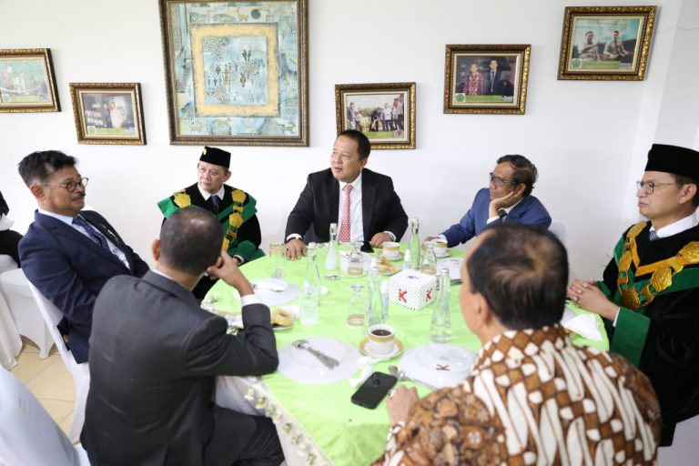 Gubernur Lampung Arinal Djunaidi bersama Menteri Koordinator Bidang Politik, Hukum, dan Keamanan (Menko Polhukam) Mahfud MD menghadiri Pengukuhan Prof. dr. Taruna Ikrar, M.Biomed, Ph.D,