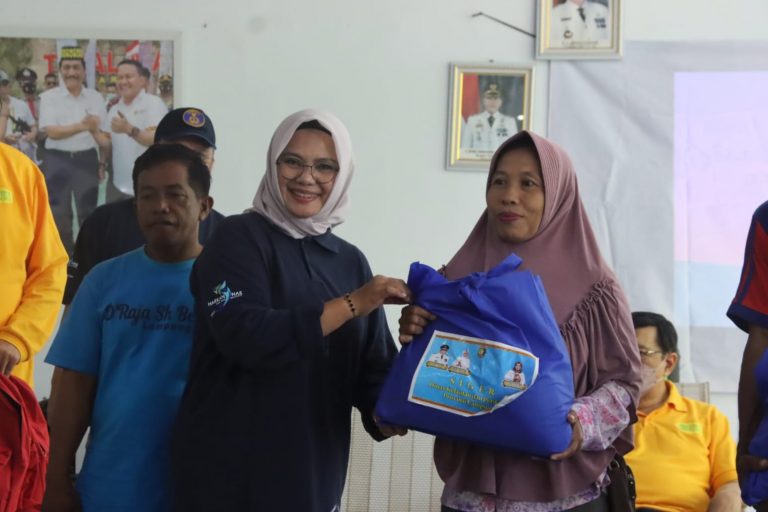 DKP Provinsi Lampung Bersama Alumni Fakultas Kedokteran UI Gelar Bakti Sosial Pelayanan Kesehatan Bagi Anak dan Nelayan.