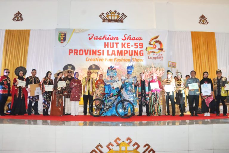 Lomba Fashion Show dalam Rangka HUT Ke-59 Provinsi Lampung Berlangsung Meriah, Sejumlah Perangkat Daerah Tampilkan Busana Unik.