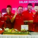 HUT PDIP Ketum Megawati, Mingrum Gumay Gunakan Salam Pancasila Saat Diberi Potongan Tumpeng.