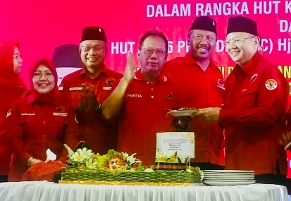 HUT PDIP Ketum Megawati, Mingrum Gumay Gunakan Salam Pancasila Saat Diberi Potongan Tumpeng.