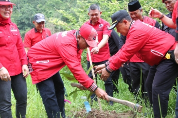 Ketua DPRD Lampung Mingrum Gumay SH,MH Hadiri Gerakan Penghijauan di Komplek Bendungan Batu Tegi.