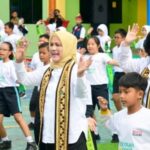 Ibu Iriana dan Anggota OASE KIM Bermain Permainan Rakyat Bersama Anak-Anak