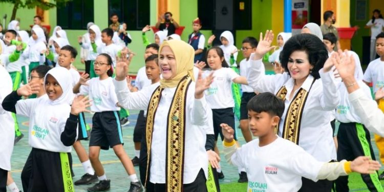 Ibu Iriana dan Anggota OASE KIM Bermain Permainan Rakyat Bersama Anak-Anak