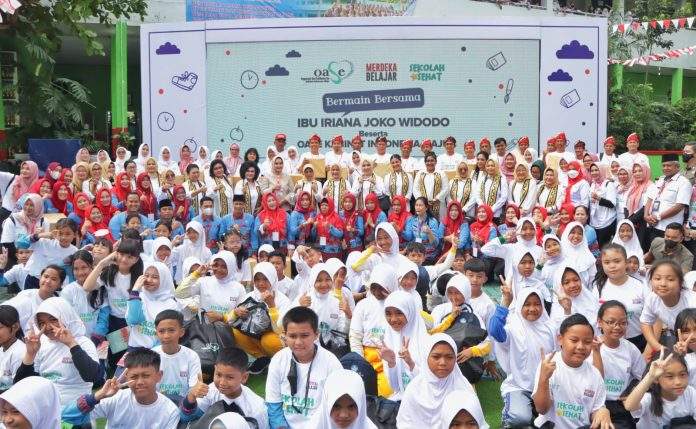 Riana Sari Arinal Dampingi Ibu Iriana Joko Widodo Bermain Bersama Siswa Sekolah Dasar Dalam Rangkaian Kegiatan Bersama OASE KIM.