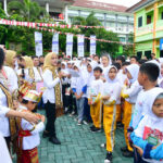 Ketua TP.  PKK Provinsi Lampung Dampingi Ibu Iriana Joko Widodo Bermain Bersama Siswa Sekolah Dasar Dalam Rangkaian Kegiatan Bersama OASE KIM