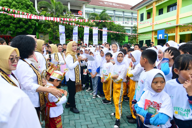 Ketua TP.  PKK Provinsi Lampung Dampingi Ibu Iriana Joko Widodo Bermain Bersama Siswa Sekolah Dasar Dalam Rangkaian Kegiatan Bersama OASE KIM