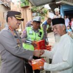 Kapolresta Bandar Lampung Berbagi Nasi Kotak.