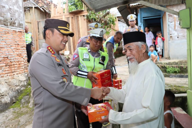 Kapolresta Bandar Lampung Berbagi Nasi Kotak.