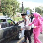 Turun Kejalan, Kapolres Lampung Timur AKBP M. Rizal Muchtar, Bagikan Ta’jil Gratis.