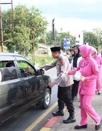 Turun Kejalan, Kapolres Lampung Timur AKBP M. Rizal Muchtar, Bagikan Ta’jil Gratis.