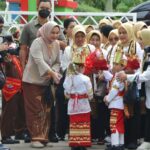 Ketua TP. PKK Provinsi Lampung Dampingi Ibu Negara Iriana Joko Widodo Bermain Bersama Siswa Sekolah Dasar Dalam Rangkaian Kegiatan Bersama OASE KIM