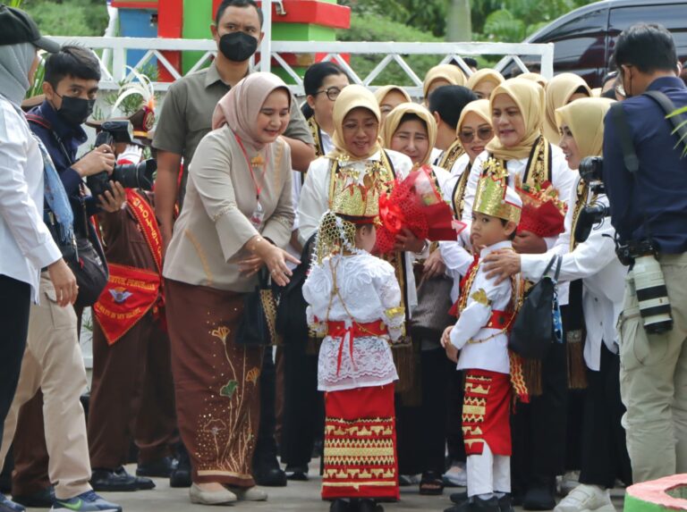 Ketua TP. PKK Provinsi Lampung Dampingi Ibu Negara Iriana Joko Widodo Bermain Bersama Siswa Sekolah Dasar Dalam Rangkaian Kegiatan Bersama OASE KIM