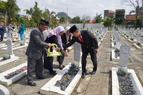 Sekretaris Daerah Provinsi Lampung Pimpin Upacara Ziarah dan Tabur Bunga di Taman Makam Pahlawan Provinsi Lampung.