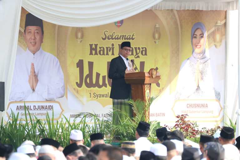 Gubernur dan Wagub Lampung Shalat Ied di Lapangan Enggal, Rektor UIN sebagai Khatib