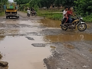 Tak Kunjung Diperbaiki, Jalan di Provinsi Lampung Seperti Kolam