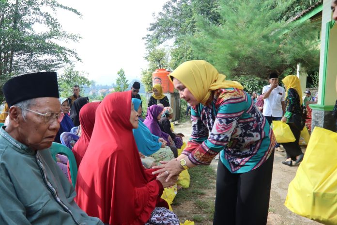 Ketua LKKS Provinsi Lampung Serahkan Bantuan, Peringati Hari Lanjut Usia Nasional ke-29 di Pekon Pringsewu Timur.