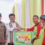 GUBERNUR ARINAL BERSAMA MENTAN SYAHRUL YASIN LIMPO DAN MENDAG ZULKIFLI HASAN LAKUKAN GERAKAN TANAM KEDELAI DI KECAMATAN BULOK TANGGAMUS.