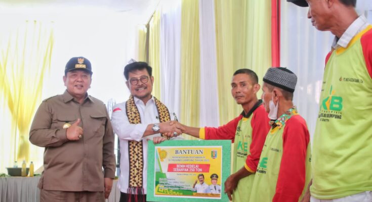 GUBERNUR ARINAL BERSAMA MENTAN SYAHRUL YASIN LIMPO DAN MENDAG ZULKIFLI HASAN LAKUKAN GERAKAN TANAM KEDELAI DI KECAMATAN BULOK TANGGAMUS.