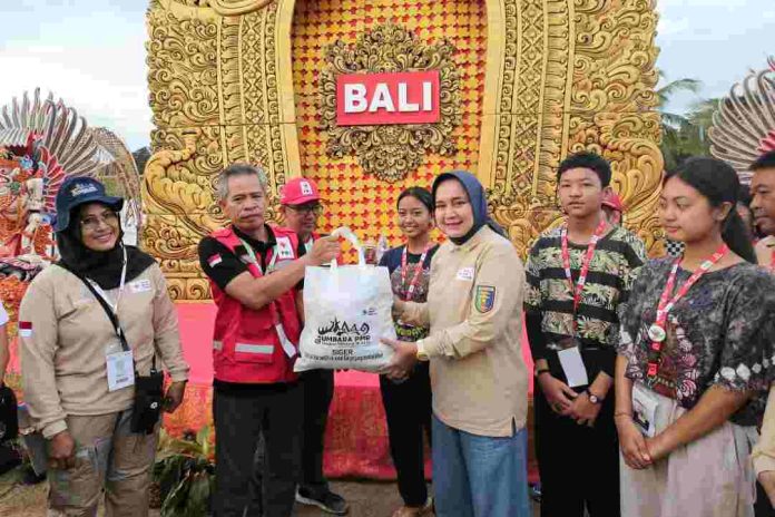 Ibu Riana Sari Berbagi Souvenir dan Paket Sembako Program Siger kepada Peserta Jumbara PMR.