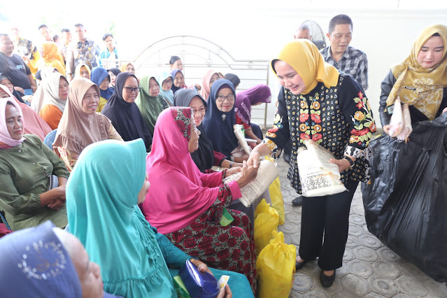 Gubernur Lampung Arinal Djunaidi dan Ketua TP-PKK Provinsi Lampung Ibu Riana Sari Arinal bersama ribuan masyarakat menghadiri acara Pengajian Akbar