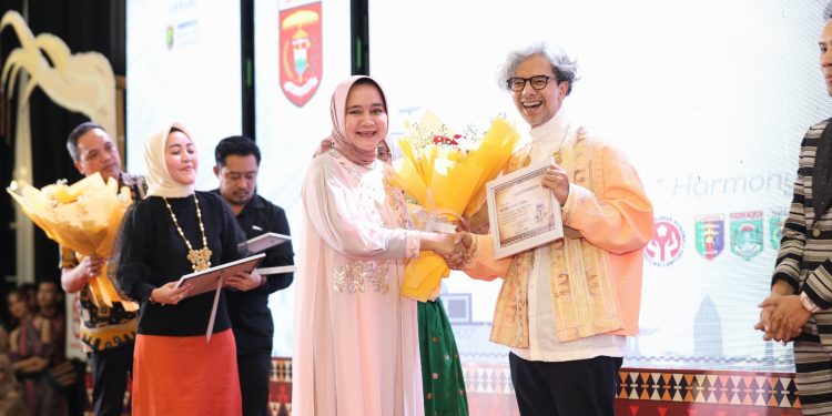 Ibu Riana Sari Arinal Gandeng Perancang Busana Nasional Didiet Maulana Meriahkan Lampung Craft pada Hari Kedua, Acara Fashion Show Berlangsung Meriah.