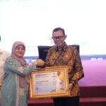 Gubernur Lampung yang diwakili oleh Sekretaris Daerah Provinsi Lampung, Fahrizal Darminto menerima penghargaan BKN Award 2023