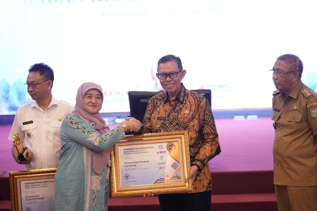 Gubernur Lampung yang diwakili oleh Sekretaris Daerah Provinsi Lampung, Fahrizal Darminto menerima penghargaan BKN Award 2023