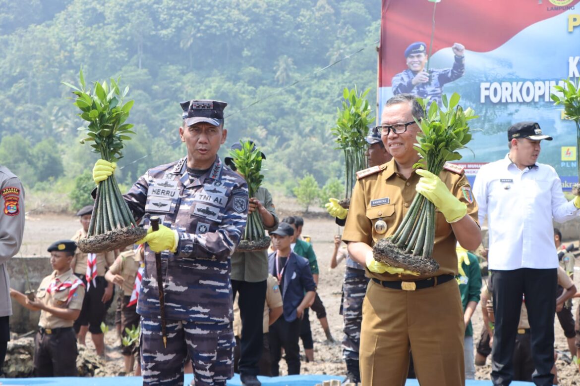 Arinal Djunaidi diwakili oleh Sekretaris Daerah Provinsi Lampung Fahrizal Darminto bersama Panglima Komando Armada Republik Indonesia (Pangkoarmada RI)