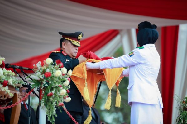 Kapolda Lampung Irjen. Pol. Helmy Santika Jadi Irup Upacara Penurunan Bendera Merah Putih HUT RI ke-78.