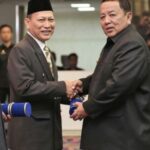 Gubernur Arinal Serahkan SK Perpanjangan Masa Jabatan Nukman dan Qudrotul Ikhwan Sebagai Pj. Bupati.