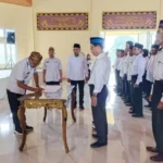 Bupati Dawam Lantik 106 Anggota BPD   admin   24 Mei 2024 Predikatnews.com, Lampung Timur – Bupati Lampung Timur, M Dawam Rahardjo, secara resmi melantik 106 anggota Badan Permusyawaratan Desa (BPD) di aula rumah dinas Bupati, Rabu, 22 Mei 2024.  Acara pelantikan ini dihadiri oleh Plt Kadis PMD, Raden Baruna Jaya, Camat Sukadana, Hendra Septiawan.  Bupati Dawam Rahardjo menyampaikan pentingnya peran BPD dalam pembangunan desa.  Bupati Dawam juga menekankan bahwa BPD merupakan ujung tombak dalam mewujudkan pemerintahan desa yang transparan dan akuntabel.  “Para anggota BPD harus mampu menjadi jembatan antara pemerintah desa dan masyarakat. Tugas kalian tidak hanya mengawasi pemerintah desa, tetapi juga mengakomodasi aspirasi masyarakat dan memastikan bahwa setiap keputusan yang diambil berpihak pada kepentingan rakyat,” ujar Dawam.  Lebih lanjut, Bupati Dawam menyoroti tantangan yang akan dihadapi oleh anggota BPD dalam masa jabatan mereka selama delapan tahun.  Tantangan yang kalian hadapi ke depan tidaklah mudah. Perubahan zaman dan perkembangan teknologi menuntut kita untuk selalu adaptif dan responsif terhadap kebutuhan masyarakat. Saya berharap kalian dapat bekerja dengan integritas dan dedikasi tinggi, serta terus meningkatkan kapasitas diri agar dapat memberikan kontribusi terbaik bagi desa masing-masing,” tambah.  Bupati juga mengingatkan pentingnya sinergi antara BPD dengan aparatur desa lainnya. Sebab kerjasama yang baik merupakan kunci suksesnya pembangunan desa.  “Komunikasi yang efektif dan koordinasi yang baik akan membantu kita dalam mengatasi berbagai permasalahan yang ada, serta mempercepat pencapaian target-target pembangunan yang telah kita tetapkan bersama,” katanya.  Di akhir perayaannya, Bupati Dawam Rahardjo mengucapkan selamat kepada seluruh anggota BPD yang baru dilantik.  “Saya mengucapkan selamat mengabdi kepada seluruh anggota BPD yang baru dilantik. Semoga amanah yang diberikan ini dapat berjalan dengan sebaik-baiknya. Mari kita bersama-sama membangun Lampung Timur menjadi lebih maju dan sejahtera,” tutupnya.