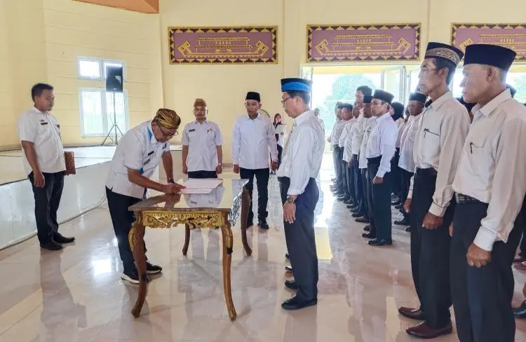 Bupati Dawam Lantik 106 Anggota BPD   admin   24 Mei 2024 Predikatnews.com, Lampung Timur – Bupati Lampung Timur, M Dawam Rahardjo, secara resmi melantik 106 anggota Badan Permusyawaratan Desa (BPD) di aula rumah dinas Bupati, Rabu, 22 Mei 2024.  Acara pelantikan ini dihadiri oleh Plt Kadis PMD, Raden Baruna Jaya, Camat Sukadana, Hendra Septiawan.  Bupati Dawam Rahardjo menyampaikan pentingnya peran BPD dalam pembangunan desa.  Bupati Dawam juga menekankan bahwa BPD merupakan ujung tombak dalam mewujudkan pemerintahan desa yang transparan dan akuntabel.  “Para anggota BPD harus mampu menjadi jembatan antara pemerintah desa dan masyarakat. Tugas kalian tidak hanya mengawasi pemerintah desa, tetapi juga mengakomodasi aspirasi masyarakat dan memastikan bahwa setiap keputusan yang diambil berpihak pada kepentingan rakyat,” ujar Dawam.  Lebih lanjut, Bupati Dawam menyoroti tantangan yang akan dihadapi oleh anggota BPD dalam masa jabatan mereka selama delapan tahun.  Tantangan yang kalian hadapi ke depan tidaklah mudah. Perubahan zaman dan perkembangan teknologi menuntut kita untuk selalu adaptif dan responsif terhadap kebutuhan masyarakat. Saya berharap kalian dapat bekerja dengan integritas dan dedikasi tinggi, serta terus meningkatkan kapasitas diri agar dapat memberikan kontribusi terbaik bagi desa masing-masing,” tambah.  Bupati juga mengingatkan pentingnya sinergi antara BPD dengan aparatur desa lainnya. Sebab kerjasama yang baik merupakan kunci suksesnya pembangunan desa.  “Komunikasi yang efektif dan koordinasi yang baik akan membantu kita dalam mengatasi berbagai permasalahan yang ada, serta mempercepat pencapaian target-target pembangunan yang telah kita tetapkan bersama,” katanya.  Di akhir perayaannya, Bupati Dawam Rahardjo mengucapkan selamat kepada seluruh anggota BPD yang baru dilantik.  “Saya mengucapkan selamat mengabdi kepada seluruh anggota BPD yang baru dilantik. Semoga amanah yang diberikan ini dapat berjalan dengan sebaik-baiknya. Mari kita bersama-sama membangun Lampung Timur menjadi lebih maju dan sejahtera,” tutupnya.