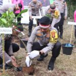 Aksi Polisi Tanam Seribu Bibit Pohon, Demi Jaga Kualitas Udara di Bandar Lampung*