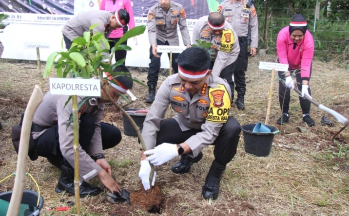 Aksi Polisi Tanam Seribu Bibit Pohon, Demi Jaga Kualitas Udara di Bandar Lampung*