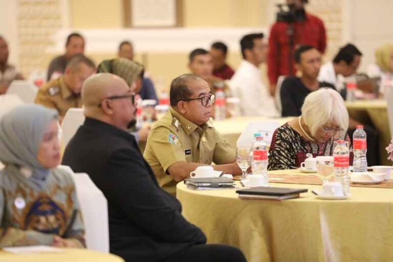 Gubernur Samsudin Buka Temu Bisnis Produk Perkebunan dan Saksikan Pelantikan Pengurus DR