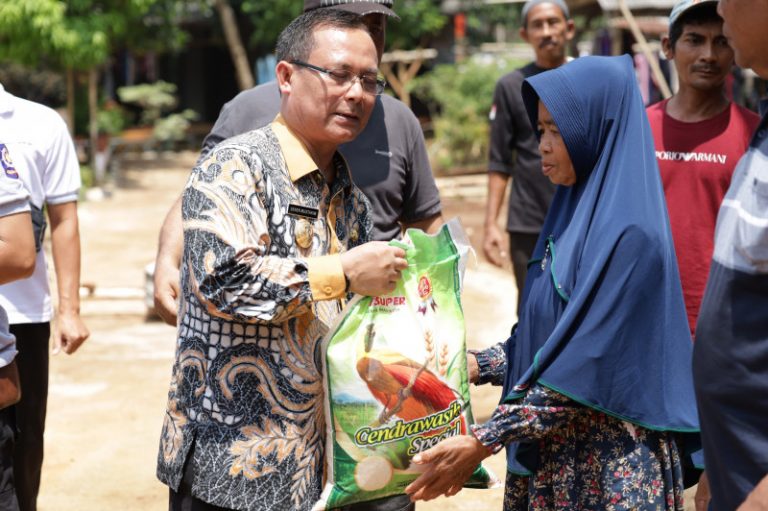 Pjs Bupati Lamtim Berikan Bantuan Warga Terdampak Puting Beliung