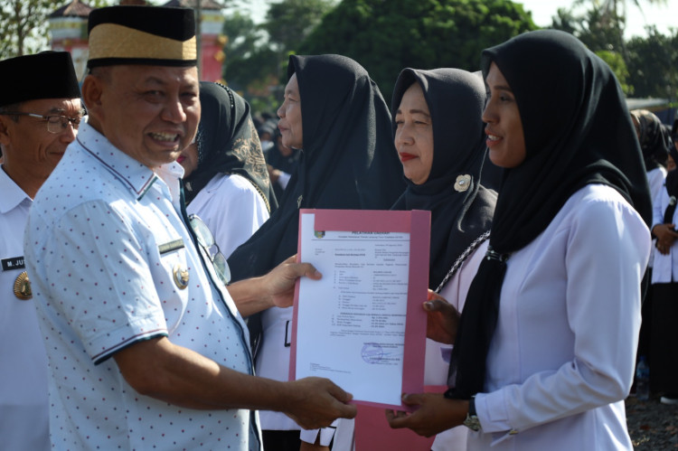 Dawam Bagikan SK Kenaikan Gaji PPPK