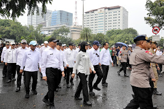 GUBERNUR LAMPUNG TERPILIH RAHMAT MIRZANI DJAUSAL DAN WAKIL GUBERNUR TERPILIH JIHAN NURLELA IKUTI GLADI BERSIH PELANTIKAN KEPALA DAERAH DI HALAMAN MONAS, JAKARTA PUSAT