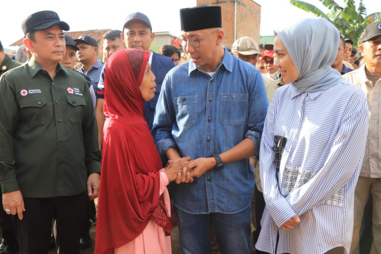 Gubernur Lampung Kunjungi dan Berikan Bantuan kepada Warga Terdampak Banjir