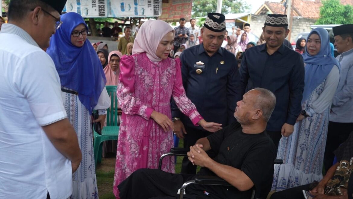 Safari Ramadhan di Kota Metro, Ketua TP PKK Provinsi Lampung Purnama Wulan Sari Mirza, Serahkan Bantuan Sembako, Mesin Jahit, dan Alat Bantu Disabilitas