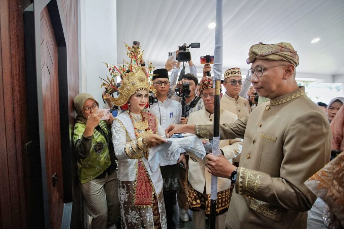 Pemprov Lampung dan MPAL Gelar Acara Adat “Ngantak”, Menghantar Gubernur Rahmat Mirzani Djausal dan Ibu Purnama Wulan Sari Mirza Memasuki Mahan Agung