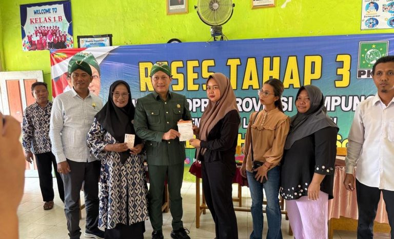Munir Abdul Haris Reses dan Salurkan Bantuan Pendidikan